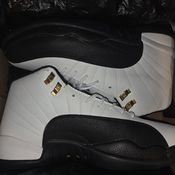 Jordan 12 Taxi - Picture 2 of 5